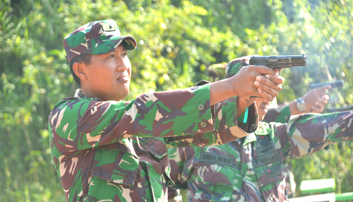 Mayor Arm T.M. Hartoyo saat mengikuti latihan menembak pistol Korem 081Dhirotsaha Jaya di Lapangan Tembak Gunung Kendil. (FOTO: NUSANTARANEWS.CO/Penrem081)