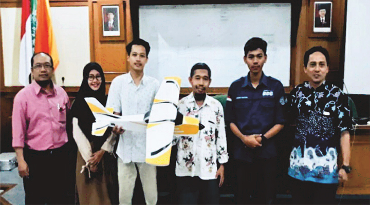 Foto Bersama: Mahasiswa Universitas Ahmad Dahlan (UAD) yang tergabung dalam kelompok Program Kreativitas Mahasiswa Karsa Cipta (PKM-KC), beserta dosen pembimbing dan pendamping penelitian, Anton Yudhana. (FOTO: NUSANTARANEWS.CO/PKM-KC)
