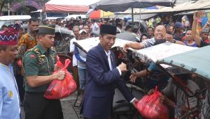 Program Pencitraan Jokowi Menguras Keuangan Negara, Termasuk Pembagian Sembako dan THR