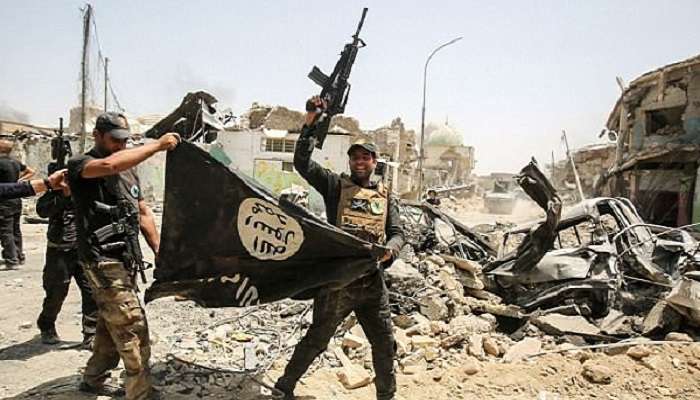Anggota pasukan kontra terorisme Irak saat membawa bendera hitam milik ISIS pada Juli 2017. (Foto: AFP/Getty Images)Anggota pasukan kontra terorisme Irak saat membawa bendera hitam milik ISIS pada Juli 2017. (Foto: AFP/Getty Images)