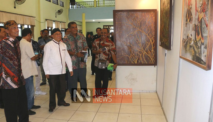 Sepektakuler Bupati Sumenep hadir bersama seniman dalam acara pameran lukisan pesona Indonesia di Gedung Adipoday Sumenep Madura Jawa Timur