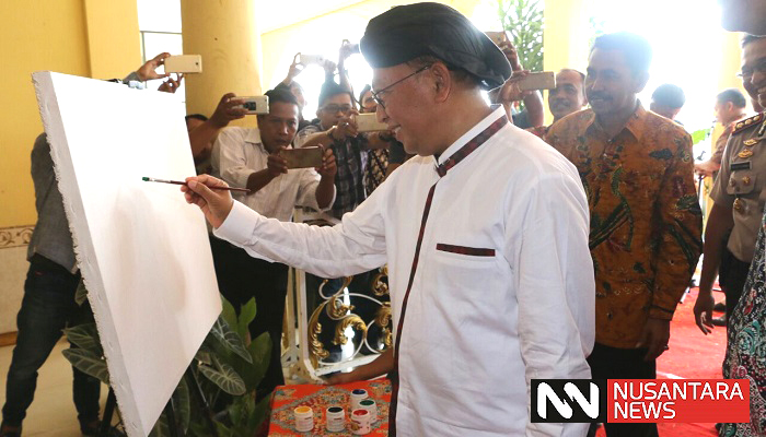 Bupati Sumenep KH Abuya Busyro Karim mengunjungi evet pameran Lukisan Pesona Indonesia di Gedung Adipoday Sumenep Madura Jawa Timur, Selasa (1/5/2018). (Foto: M Mahdi/NusantaraNews)