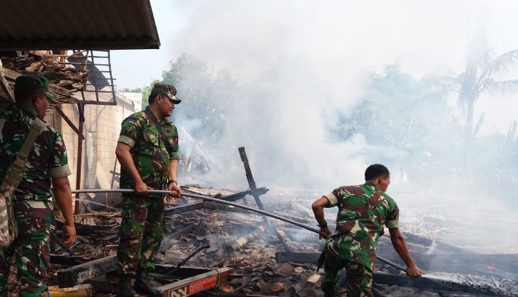 Anggota TNI Saat Padamkan Api yang Membakar Rumah Sari (Foto Dok. Nusantaranews)