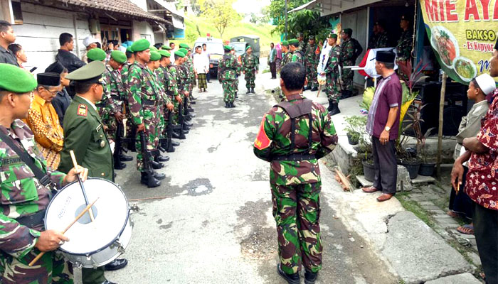 Upacara pemakaman militer jenazah anggota Almarhum Serma Mu'iz di Dsn. Waringin Anom, Pringgoboyo, Maduran, Lamongan. (FOTO: NUSANTARANEWS.CO/CPYJ)