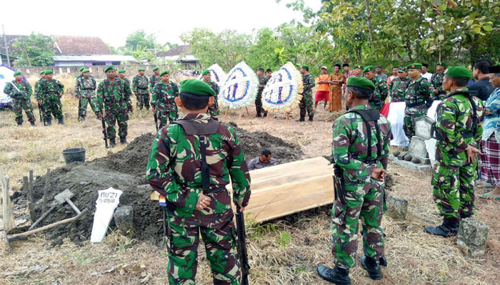 Upacara pemakaman militer jenazah anggota Almarhum Serma Mu'iz di Dsn. Waringin Anom, Pringgoboyo, Maduran, Lamongan. (FOTO: NUSANTARANEWS.CO/CPYJ)