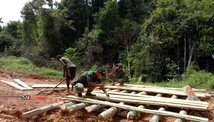 Perbaikan Jalan Anggota TNI Bersama Warga Kampung Kombut, Papua (Foto Dok. Nusantaranews)
