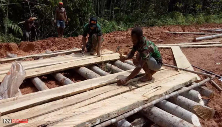 Perbaikan Jalan Anggota TNI Bersama Warga Kampung Kombut, Papua (Foto Dok. Nusantaranews)