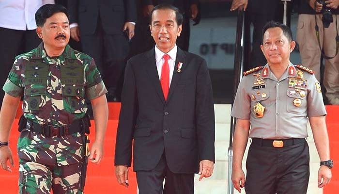 Panglima TNI Marsekal Hadi Tjahjanto (kiri), Presiden Joko Widodo (tengah), dan Kepala Polri Jenderal Tito Karnavian. (Foto: Dok. Antara)