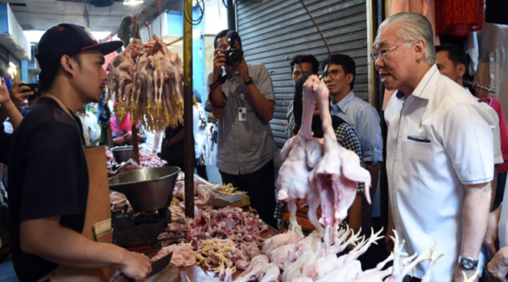 Menteri Perdagangan (Mendag) Enggartiasto Lukita di Pasar Astana Anyar, Bandung. Daging ayam yang sebelumnya mengalami fluktuasi harga hingga Rp42.000 ̶ Rp44.000/kg, saat ini berangsur turun mencapai Rp 34.000 ̶ Rp35.000/kg. (FOTO: NUSANTARANEWS.CO/Humas Kemendag)