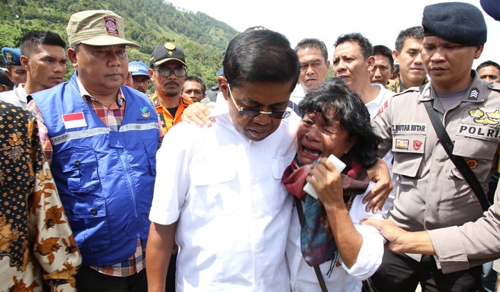Menteri Sosial Idrus Marham mengunjungi keluarga korban tenggelamnya KM. Sinar Bangun 5 di Pelabuhan Fery Tiga Ras Simalungun Sumatera Utara. (FOTO: Humas Kemensos)