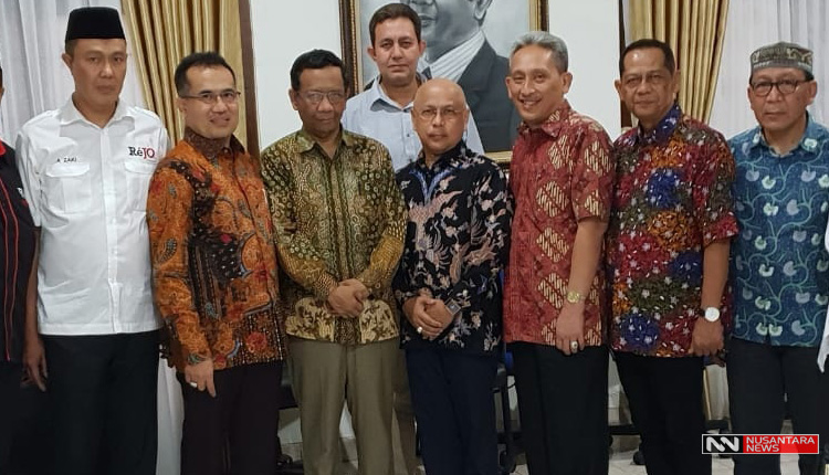 Para Relawan Jokowi Saat Berkunjung ke Mahfud MD (Foto: A. Pramono/Nusantaranews) 