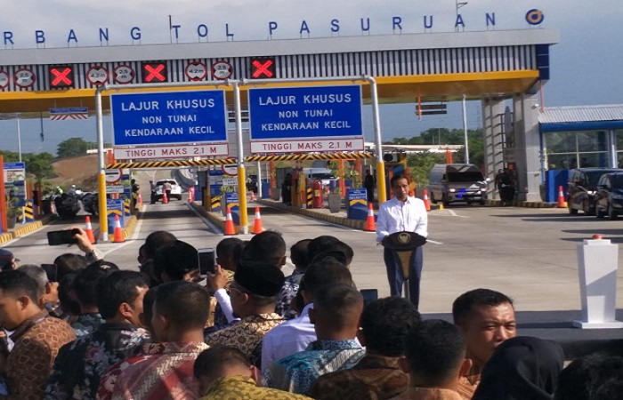 Presiden Joko Widodo dan Menteri PUPR Basuki Hadi Muljono meresmikan jalan tol Trans Jakarta, Jumat (22/6). (Foto: Istimewa)
