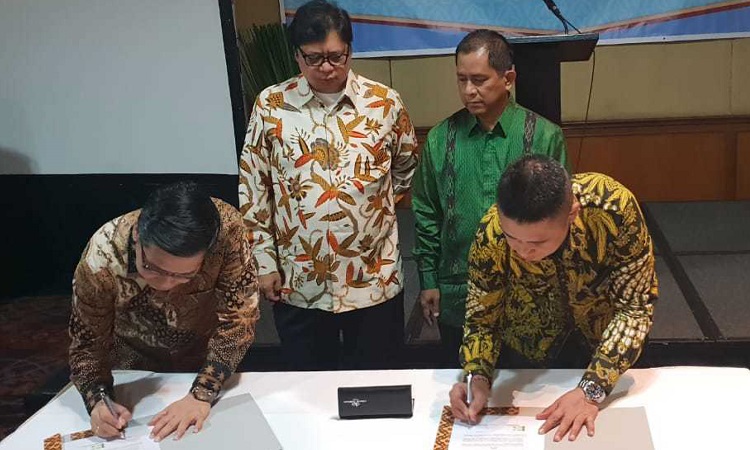 Ketua HKI Sanny Iskandar dan Direktur Enterprise & Business Service Telkom Dian Rachmawan tandatangani Nota Kesepahaman (Foto Dok. Nusantaranews)