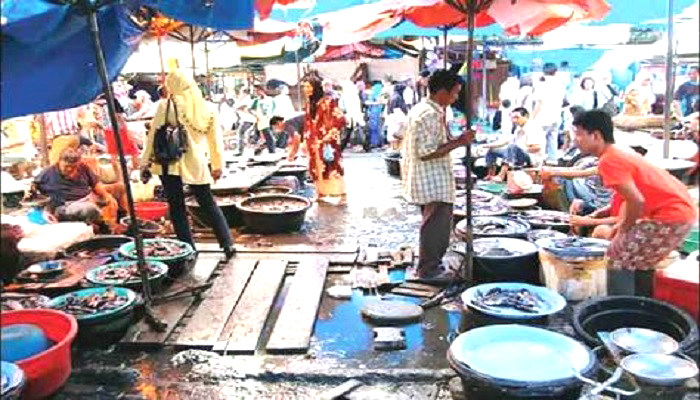 Pasar Tradisional di Kabupaten Sumenep. (Foto: Syaikhol Aminl/NUSANTARANEWS.CO)