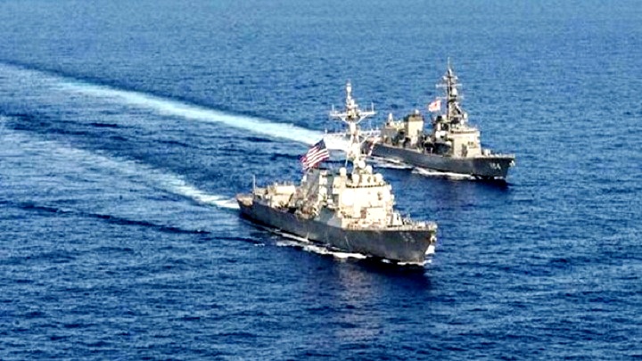 Dua Kapal Perang Amerika Serikat berlayar melalui perairan Selat Taiwan. (FOTO: SindoNews)