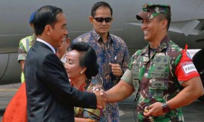 Jokowi Berjabat Tangan Dengan Letjen Andika Perkasa (Foto Istimewa).