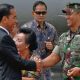 Jokowi Berjabat Tangan Dengan Letjen Andika Perkasa (Foto Istimewa).