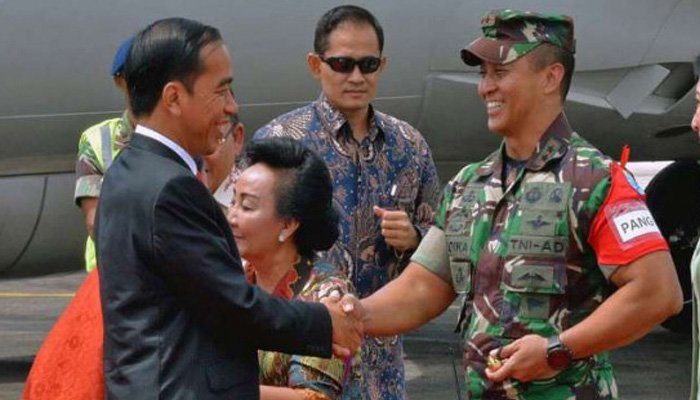 Jokowi Berjabat Tangan Dengan Letjen Andika Perkasa (Foto Istimewa) copy