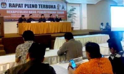 KPU Rapat Pleno Terbuka Rekapitulasi Penghitungan Suara Pilkada Serentak Pilgub Jatim dan Pilbup Bondowoso 2018. (FOTO: NUSANTARANEWS.CO/Saphan)