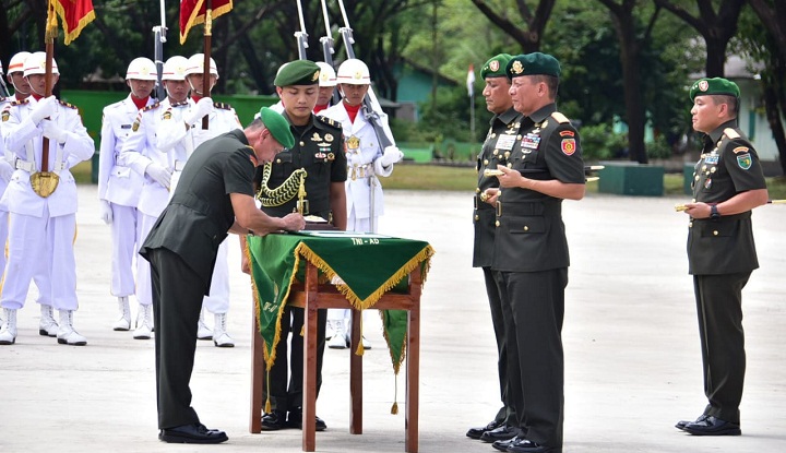 Kepala Staf Angkatan Darat (Kasad) Jenderal TNI Mulyono memimpin upacara Alih Kodal. (FOTO: NUSANTARANEWS.CO/ Singgih Pambudi Arinto)