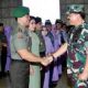 Letjen Andika Perkasa saat berjabat tangan dengan Panlima TNI Marsekal Hadi Tjahjanto. (FOTO: Istimewa)