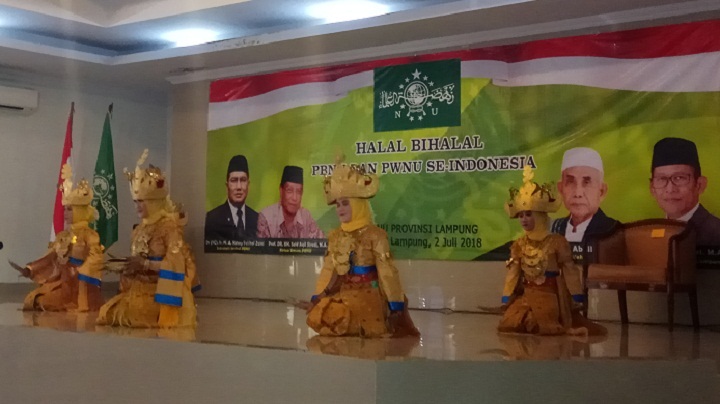 PMII Unila persembahkan Sigeh Pangunten Tarian khas Lampung yang digunakan dalam penyambutan tamu di Bumi Rua Jurai. (FOTO: NUSANTARANEWS.CO/RFz)