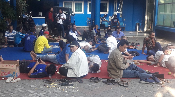 Puluhan kader PAN asal Kabupaten Lamongan terlihat duduk bergerombol di halaman kantor DPW PAN Jawa Timur pada Senin (31/7/2018). (FOTO: NUSANTARANEWS.CO/Setya)