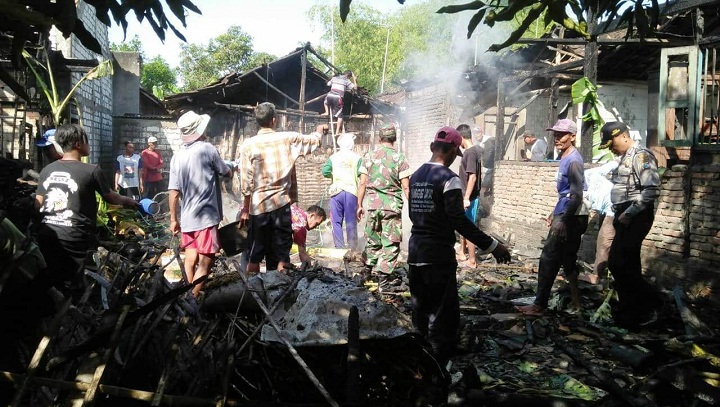 TNI Koramil Kanor Dan Damkar Padamkan Kebakaran Rumah. (FOTO: NUSANTARANEWS.CO/Pen)
