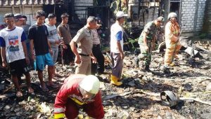 TNI Koramil Kanor Dan Petugas Damkar Padamkan Kebakaran Runah
