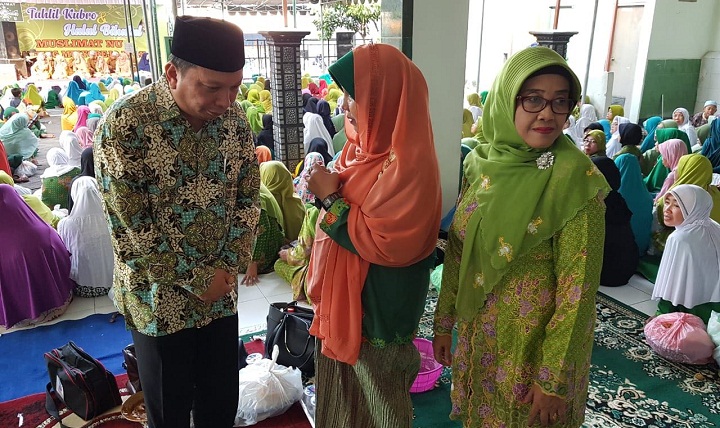 Tahlil Kubro & Halal Bihalal Muslimat dan Tasyakuran Kemenangan Khofifah-Emil di Mulyorejo Baru, Kelurahan Babat Jerawat, Surabaya. (FOTO: NUSANTARANEWS.CO/Setya)
