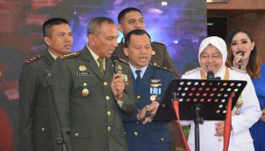 Wali Kota Surabaya Tri Rismaharini Bernyanyi di Peringatan HUT Korps Bhayangkara