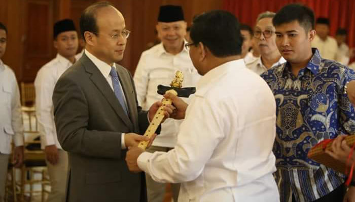 Capres Prabowo Subianto memberikan sebilah keris kepada Duta Besar China, Mr. Xiao Qian saat ke Hambalang. (Foto Dok. Istimewa)