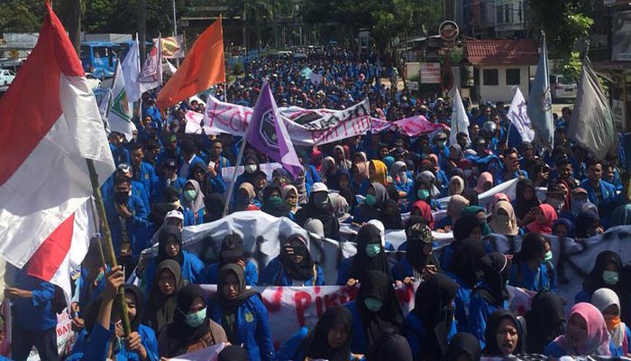 Ribuan Mahasiswa UIR Menggelar Aksi Demontrasi ke Gedung DPRD Riau (Foto Credit)