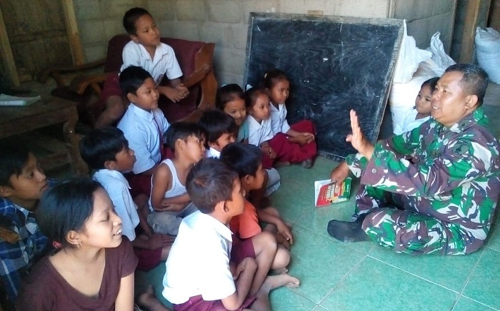 Pelda M Soleh Ketika Mengajar di Salah Satu Rumah Warga. (FOTO: NUSANTARANEWS.CO/Prasetya)