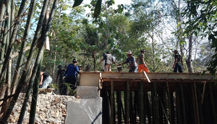 Proses pembangunan Desa Durin Timur, Kecamatan Konang, Bangkalan, Madura, Jawa Timur oleh Satgas TMMD ke-103.