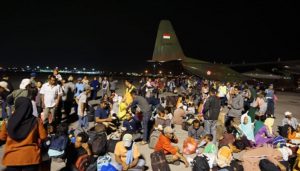 Tiba di Bandara Juanda, Korban Gempa dan Tsunami Disambut TNI