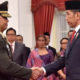 Andika Perkasa Berjabat Tangan Dengan Jokowi Usai Dilantik Sebagai KSAD Baru (Foto Dok. NUSANTARANEWS/Humas Istana Negara)