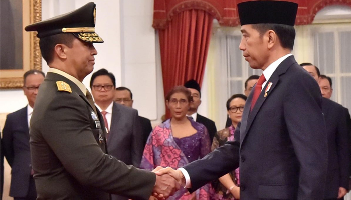 Andika Perkasa Berjabat Tangan Dengan Jokowi Usai Dilantik Sebagai KSAD Baru (Foto Dok. NUSANTARANEWS/Humas Istana Negara)