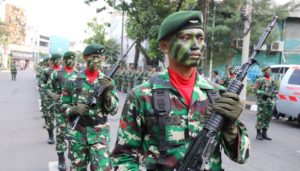 BERITA FOTO: Parade Kolone Senapan Pukau Warga Surabaya