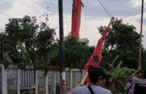 Panwas Pemilu Kecamatan Gemuh, Kabupaten Kendal, Jawa Tengah tertibkan Ratusan Alat Peraga Kampanye (APK) partai politik yang menganggu fasilitas publik. (Foto: Istimewa)