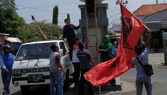 Langgar Aturan Bawaslu Kendal Tertibkan Ratusan Apk Parpol 