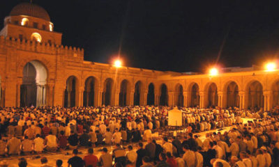 Umat muslim melaksanakan sholat di masjid