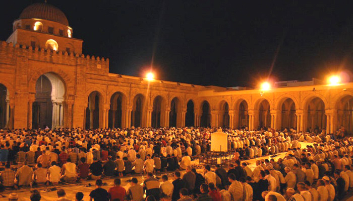 Umat muslim melaksanakan sholat di masjid