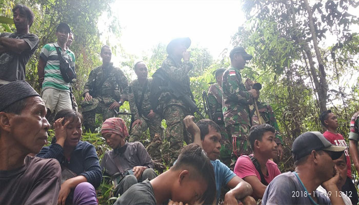 Satgas Pamtas Batalyon Infanteri 511/Dibyatara Yodha, berhasil membebaskan 25 orang WNI yang di tangkap oleh Tentara Diraja Malaysia Kemp Tebedu. (FOTO: Singgih Pambudi Arinto)