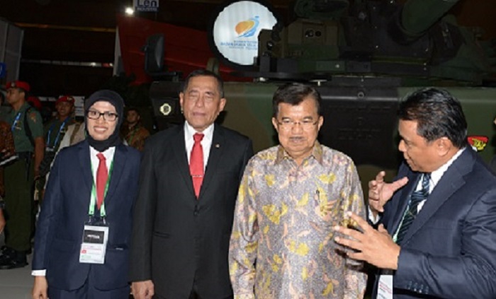 Wakil Presiden Republik Indonesia Jusuf Kalla (JK) di salah satu stand pameran industri pertahanan “Indo Defence 2018 Expo & Forum” di JIExpo Kemayoran, Jakarta, Rabu (7/11/2018). (FOTO: Istimewa)