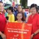 Direktur Utama Telkom Alex J. Sinaga (kiri) menyerahkan simbolis santunan kepada perwakilan penerima bantuan dari Panti Asuhan dalam acara BUMN Berbagi Bersama Panti Asuhan di Kawasan The Telkom Hub Jakarta, Sabtu (15/12). (Foto: Istimewa)