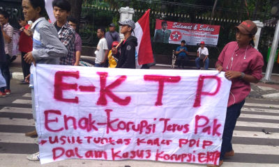 Puluhan massa Gerakan Mahasiswa Indonesia (GMI) melakukan aksi unjuk rasa dan longmarch di depan Gedung Kemendagri dan Istana Negara. (FOTO: NUSANTARANEWS.CO/ID)