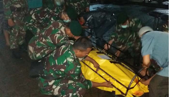 Evakuasi Jenazah Keluarga dari Kopda Tresna Wibisana Anggota Satgas UNIFIL Korban Tsunami Banten (Foto untuk NUSANTARANEWS.CO)