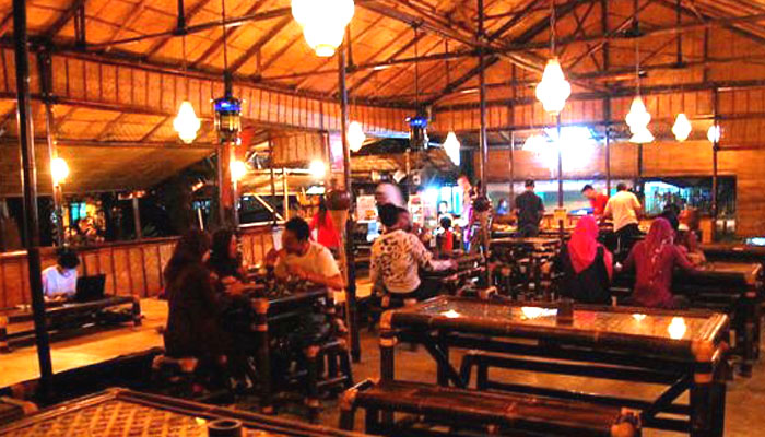 Gaya hidup sebagian mahasiswa yogyakarta di warung kopi - lokasi Lincak Cafe Yogyakarta. (FOTO: harizaladjipratama)
