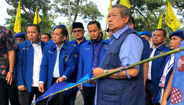 Ketua Umum Partai Demokrat Susilo Bambang Yudhoyono (SBY) di lokas atribut demokrat dirobek. (FOTO: NUSANTARANEWS.CO/twitter)